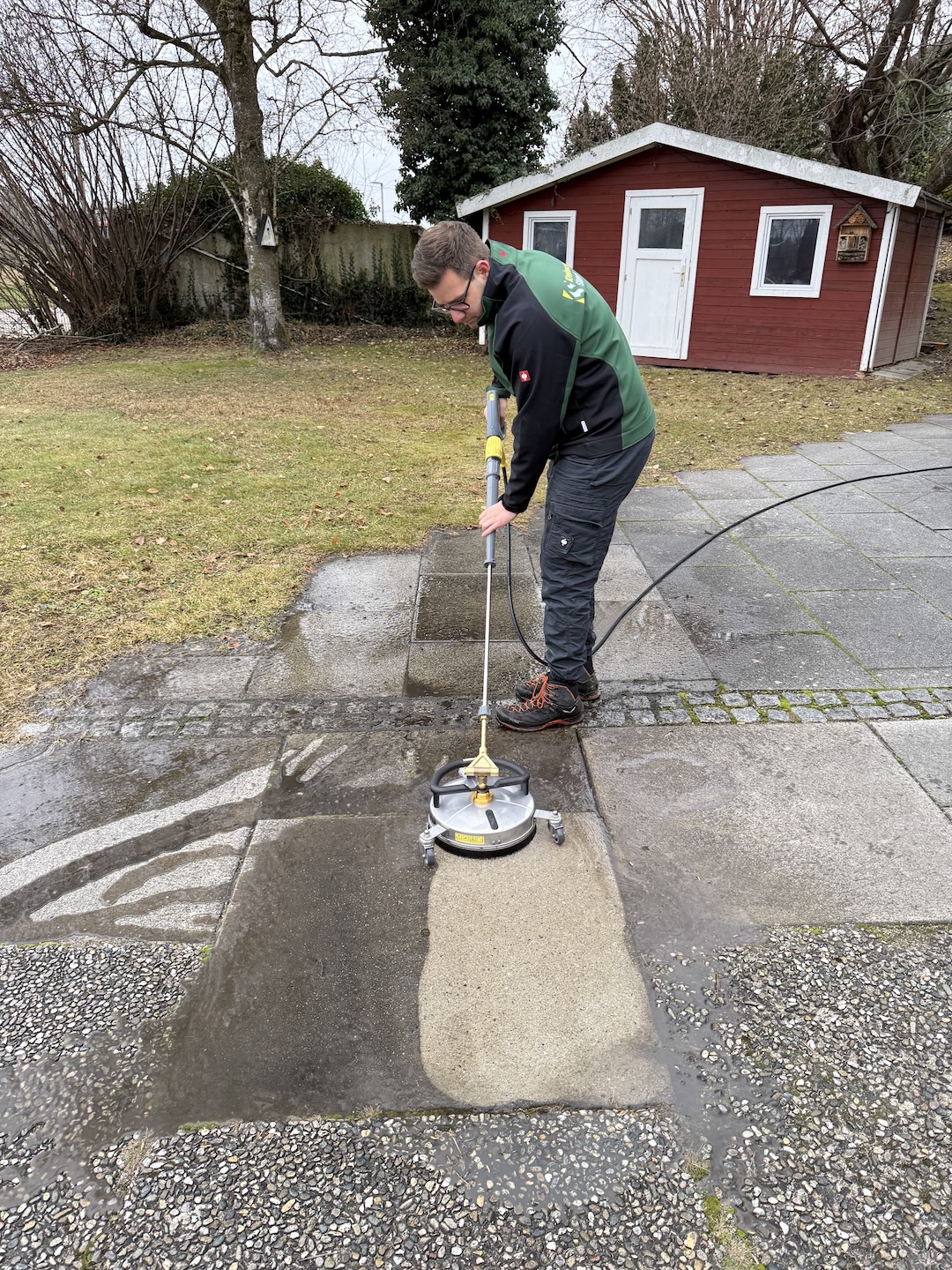Vorher-Nachher-Vergleich einer professionellen Pflasterreinigung