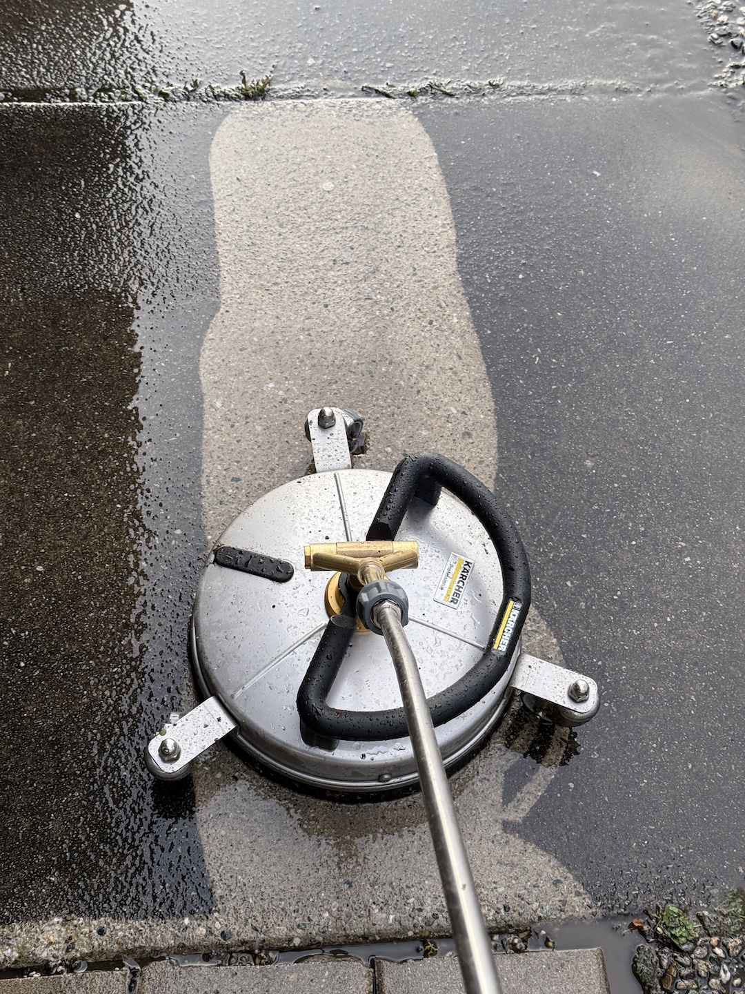 Gleichmäßige Reinigung einer großen Pflasterfläche